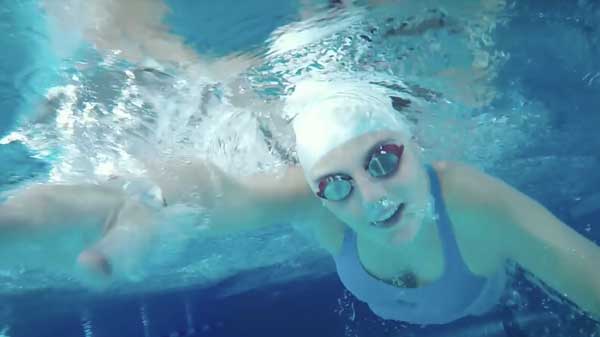 Schwimmerin aus Bewegtbild